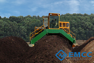 THE HYDRAULIC COMPOST TURNER IS A FOUR-IN-ONE MULTI-FUNCTION TURNING AND POLISHING MACHINE THAT INTEGRATES FERMENTATION, MIXING, CRUSHING AND DISPLACEMENT INTO ONE MACHINE